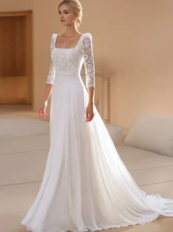 Robe de mariée bohème en mousseline découpée coupe trapèze avec traîne taille naturelle dos nu manches 3/4 col carré couleur ivoire