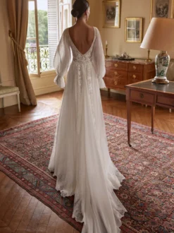 Robe de mariée bohème en mousseline et dentelle coupe trapèze avec traîne taille naturelle fermeture éclair manches longues col en V blanche