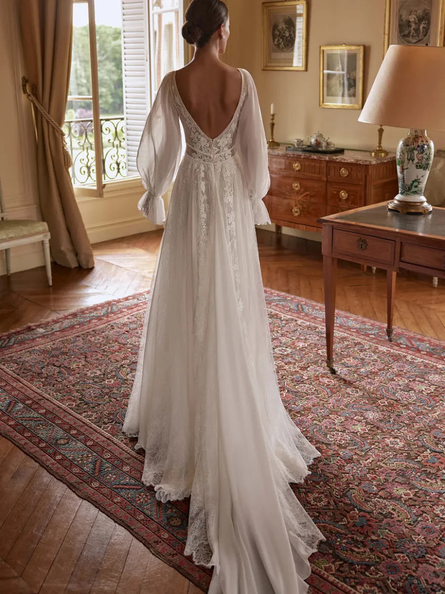 Robe de mariée bohème en mousseline et dentelle coupe trapèze avec traîne taille naturelle fermeture éclair manches longues col en V blanche