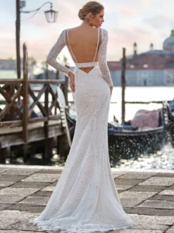 Robe de mariée bohème sirène en dentelle col rond dos nu à petite traîne