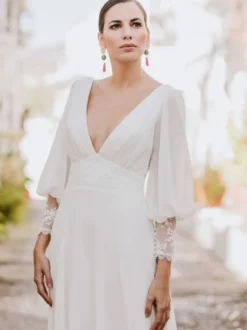 Robe de mariée Boho en dentelle coupe trapèze taille naturelle dos nu manches longues col en V ivoire