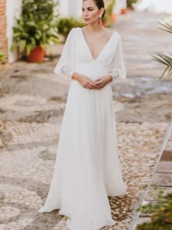 Robe de mariée Boho en dentelle coupe trapèze taille naturelle dos nu manches longues col en V ivoire