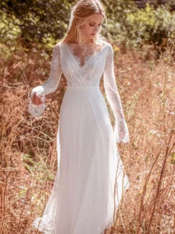 Robe de mariée boho en dentelle en dentelle A-line avec train de taille naturelle à manches longues sans dos en V