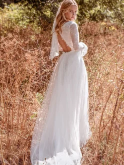 Robe de mariée boho en dentelle en dentelle A-line avec train de taille naturelle à manches longues sans dos en V