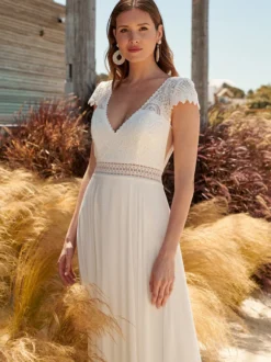 Robe de mariée Boho en dentelle coupe trapèze taille naturelle dos nu manches courtes col en V ivoire