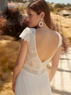 Robe de mariée Boho en dentelle coupe trapèze taille naturelle dos nu manches courtes col en V ivoire