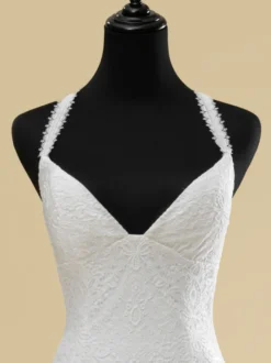 Robe de mariée col en V sans manches taille naturelle découpée avec traîne robe de mariée sirène