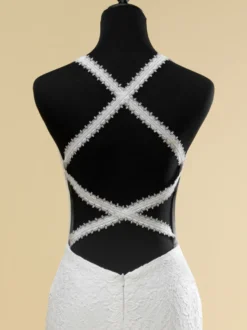 Robe de mariée col en V sans manches taille naturelle découpée avec traîne robe de mariée sirène