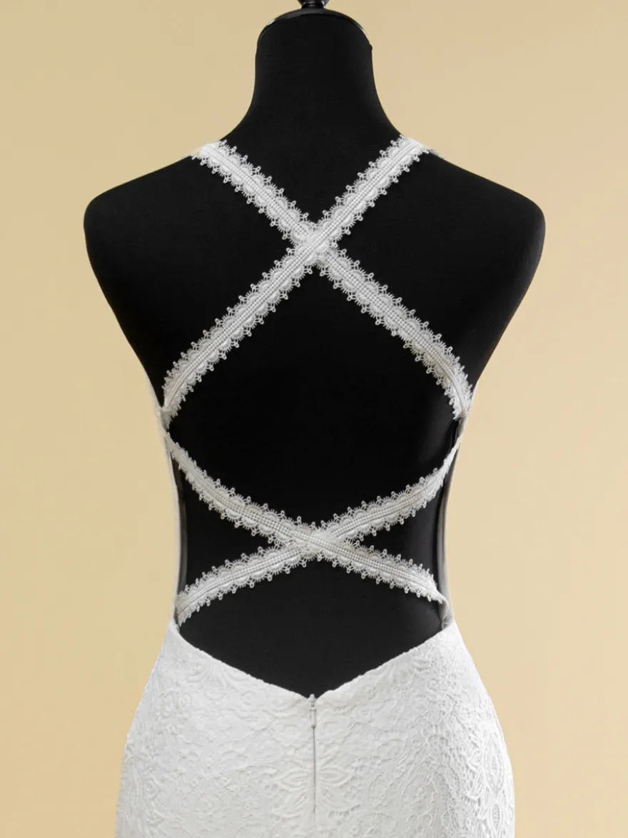 Robe de mariée col en V sans manches taille naturelle découpée avec traîne robe de mariée sirène