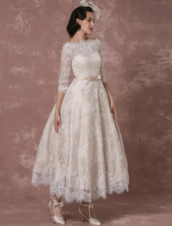 Robe de mariée colorée robe de mariage col bateau boutonné sur dos