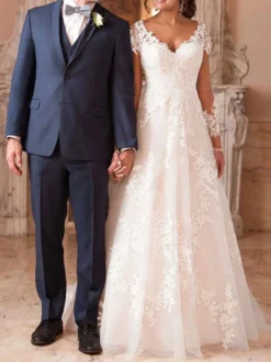 Robe de mariée col V manche longue en dentelle boutonné sur dos à traîne