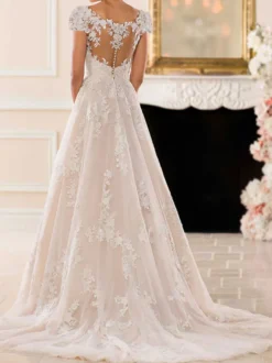 Robe de mariée col V manhce courte en dentelle boutonnée sur dos à traîne