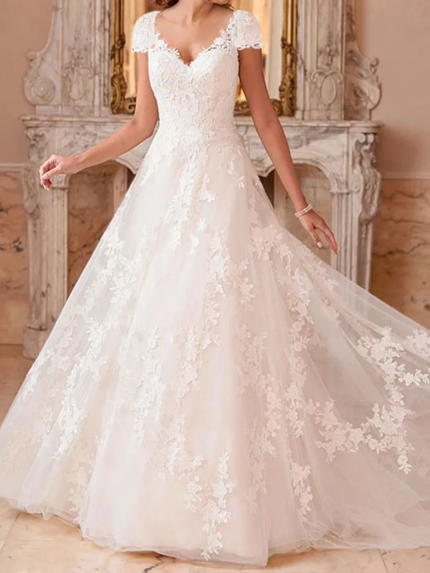 Robe de mariée col V manhce courte en dentelle boutonnée sur dos à traîne
