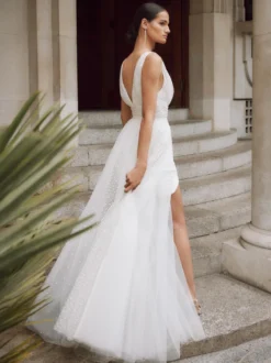Robe de mariée courte avec traîne col en V sans manches coupe trapèze en dentelle