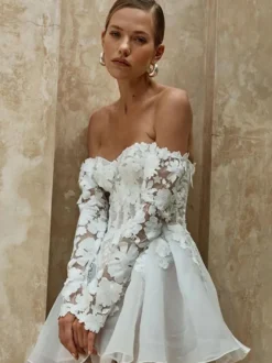 Robe de mariée courte bustier manches 3/4 coupe trapèze taille naturelle dentelle