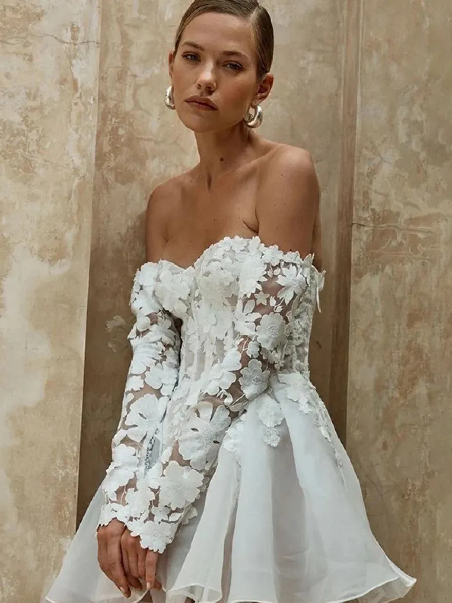 Robe de mariée courte bustier manches 3/4 coupe trapèze taille naturelle dentelle
