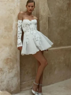 Robe de mariée courte bustier manches 3/4 coupe trapèze taille naturelle dentelle