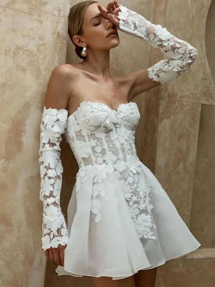 Robe de mariée courte bustier manches 3/4 coupe trapèze taille naturelle dentelle