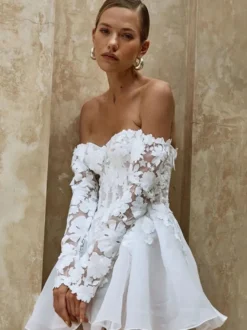 Robe de mariée courte bustier manches 3/4 coupe trapèze taille naturelle dentelle