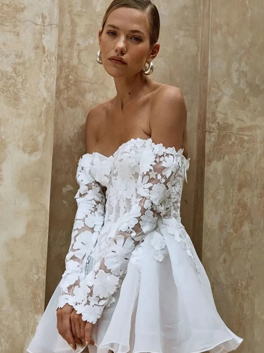 Robe de mariée courte bustier manches 3/4 coupe trapèze taille naturelle dentelle