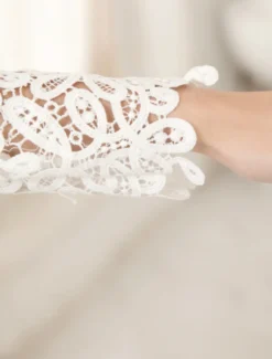 Robe de mariée courte col bateau manche longue zip sur dos en dentelle
