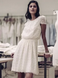 Robe de mariée courte col bijou manches courtes coupe trapèze dentelle