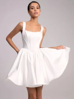 Robe de mariée courte col carré sans manches taille naturelle en satin