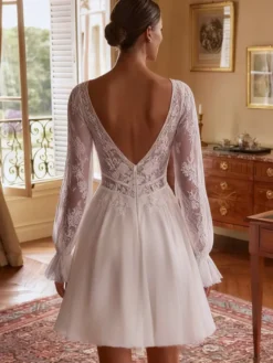 Robe de mariée courte à col en V et manches longues