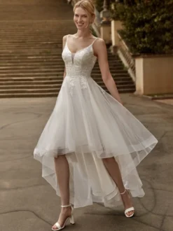 Robe de mariée courte col en V manches courtes coupe trapèze longueur genou
