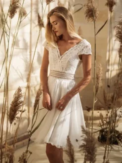 Robe de mariée courte col V manche courte boutonné sur dos