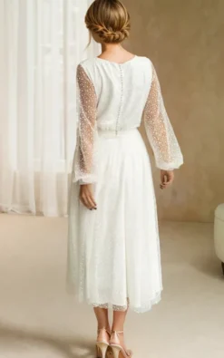 Robe de mariée courte col V manche longue boutonné sur dos au dessous de genou