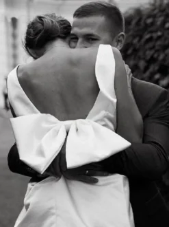 Robe de mariée courte col V sans manche noeud sur dos