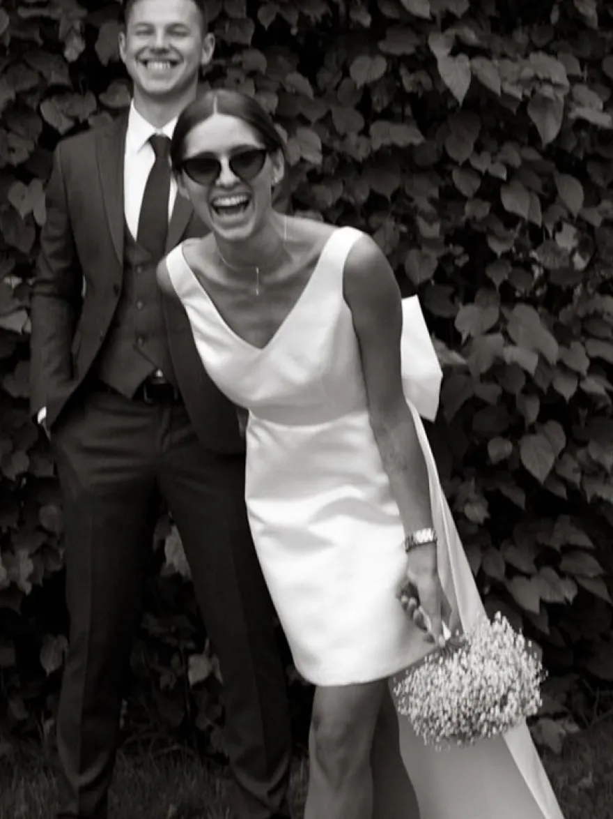 Robe de mariée courte col V sans manche noeud sur dos