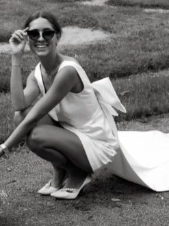 Robe de mariée courte col V sans manche noeud sur dos