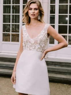 Robe de mariée courte col V sans manches coupe trapèze taille naturelle en satin
