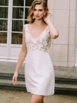 Robe de mariée courte col V sans manches coupe trapèze taille naturelle en satin