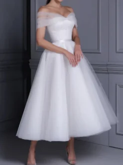 Robe de mariée courte décolleté en cœur sans manches coupe trapèze longueur thé