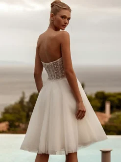 Robe de mariée courte décoré des perles sans bretelles manches longues col en coeur zip sur dos