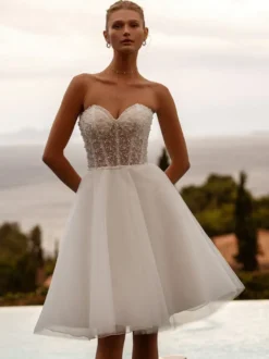 Robe de mariée courte décoré des perles sans bretelles manches longues col en coeur zip sur dos