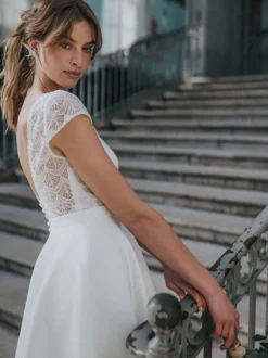 Robe de mariée courte en dentelle col bateau manche courte dos v décoré des boutons