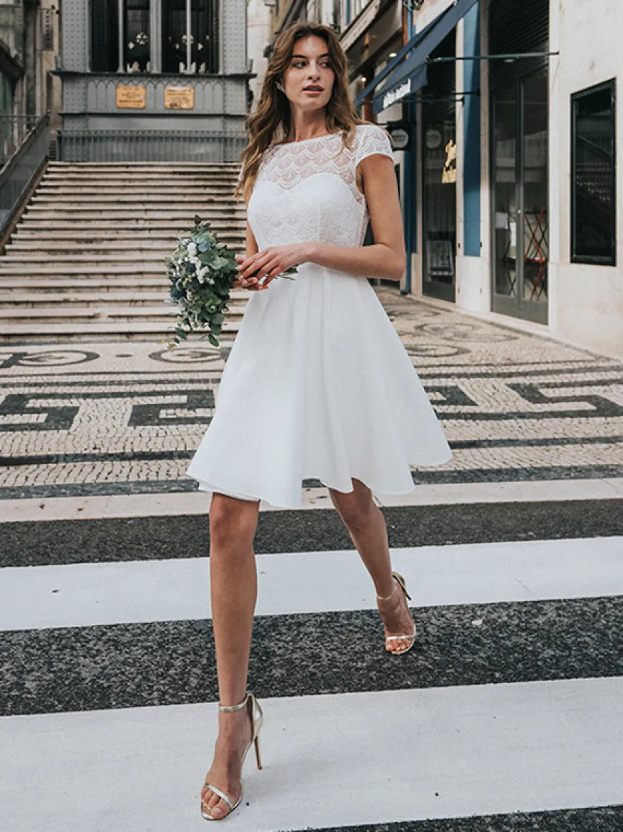 Robe de mariée courte en dentelle col bateau manche courte dos v décoré des boutons