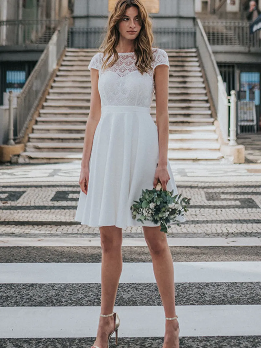 Robe de mariée courte en dentelle col bateau manche courte dos v décoré des boutons