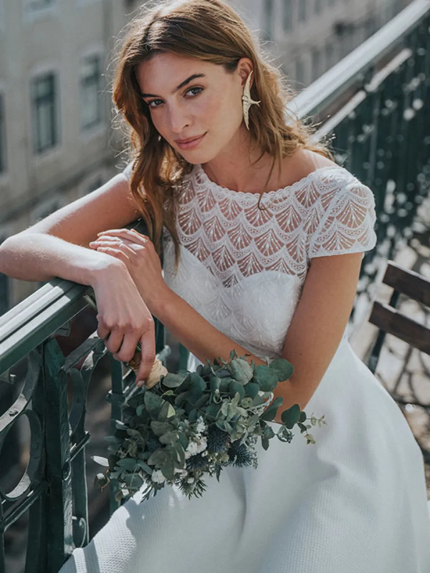 Robe de mariée courte en dentelle col bateau manche courte dos v décoré des boutons