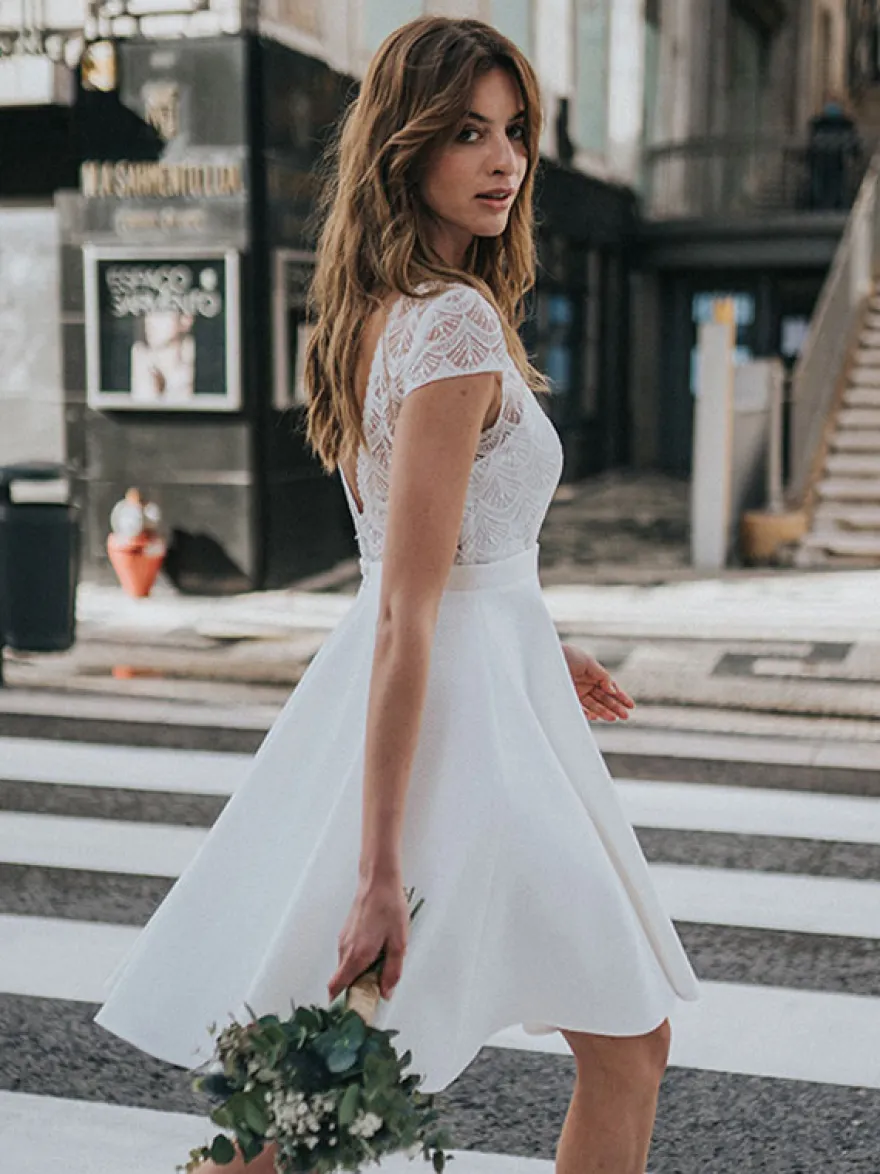 Robe de mariée courte en dentelle col bateau manche courte dos v décoré des boutons