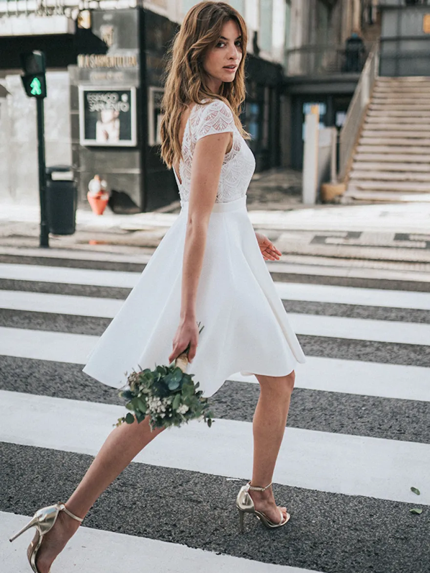 Robe de mariée courte en dentelle col bateau manche courte dos v décoré des boutons