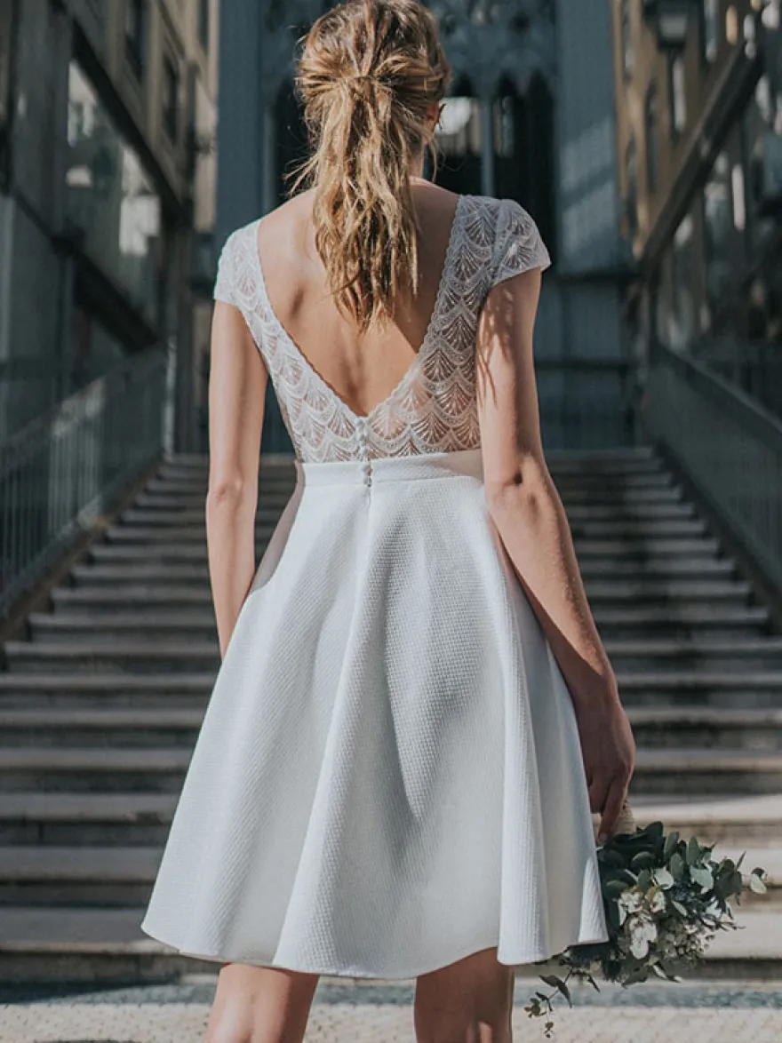 Robe de mariée courte en dentelle col bateau manche courte dos v décoré des boutons