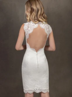 Robe de mariée courte en dentelle col en coeur sans manche au dessus de genou