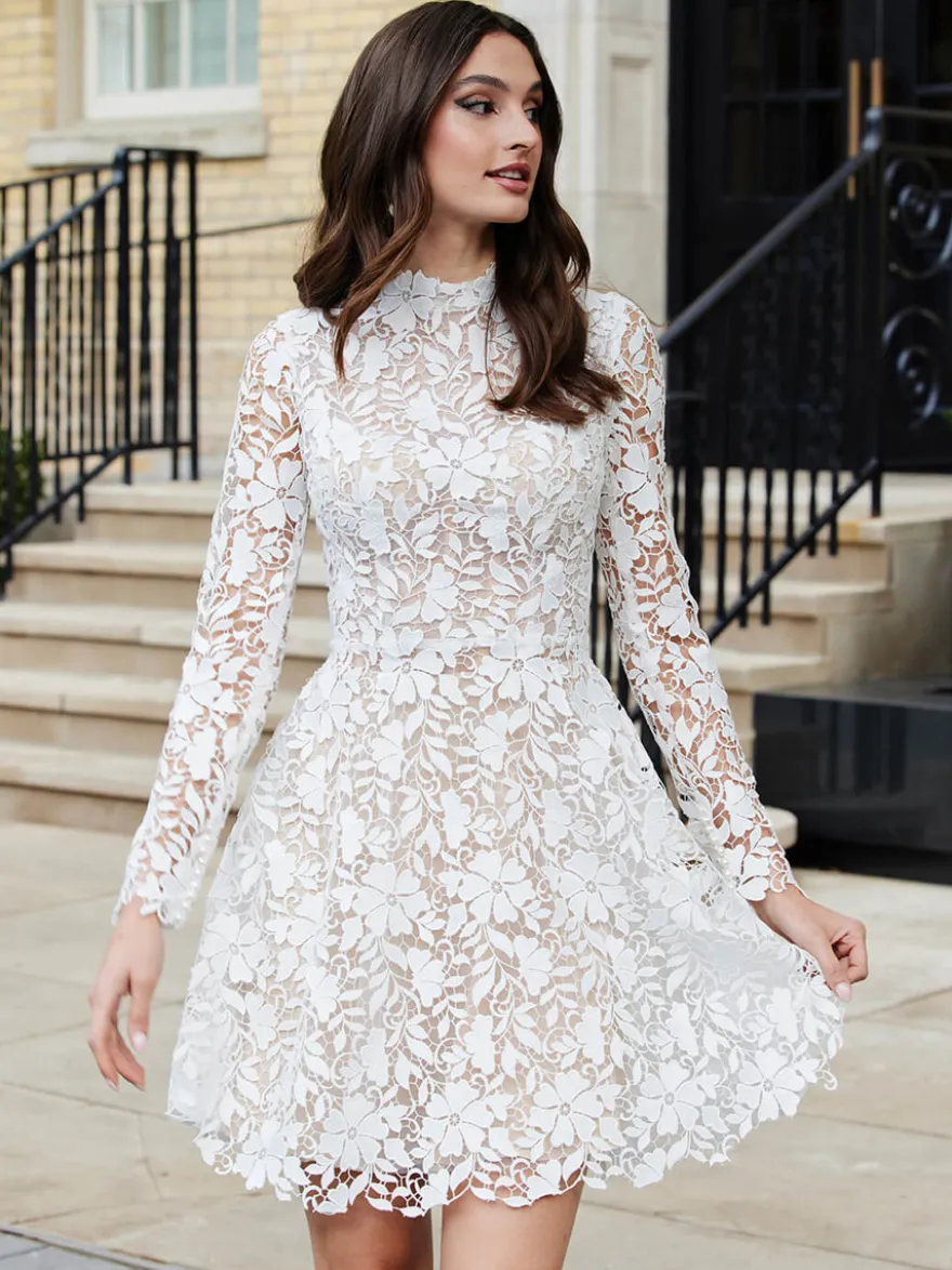 Robe de mariée courte en dentelle col montant manche longue boutonné sur dos
