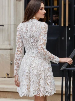 Robe de mariée courte en dentelle col montant manche longue boutonné sur dos