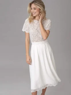 Robe de mariée courte en dentelle décolleté en V longueur genou boutons fonctionnels manches courtes ivoire